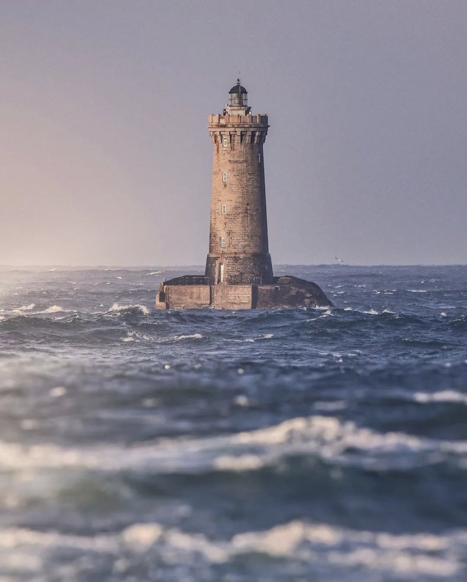 BreizhWeCan's tweet photo. 🌊 L’écume du jour 😉
#MagnifiqueBretagne #lefour #phare
© Yoann Hénaff https://t.co/pdkxHDTDkU