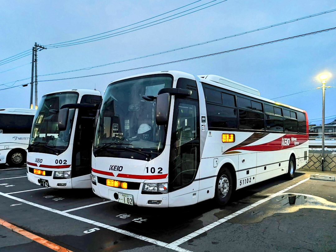 来週頭、高速バス3台が引退します😢 🚌51002：京王高速バス最後の三菱ふそう6M70エンジン搭載車両 🚌51102：山岳路線での登坂・減速 ...