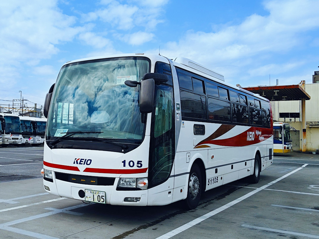 来週頭、高速バス3台が引退します😢 🚌51002：京王高速バス最後の三菱ふそう6M70エンジン搭載車両 🚌51102：山岳路線での登坂・減速 ...