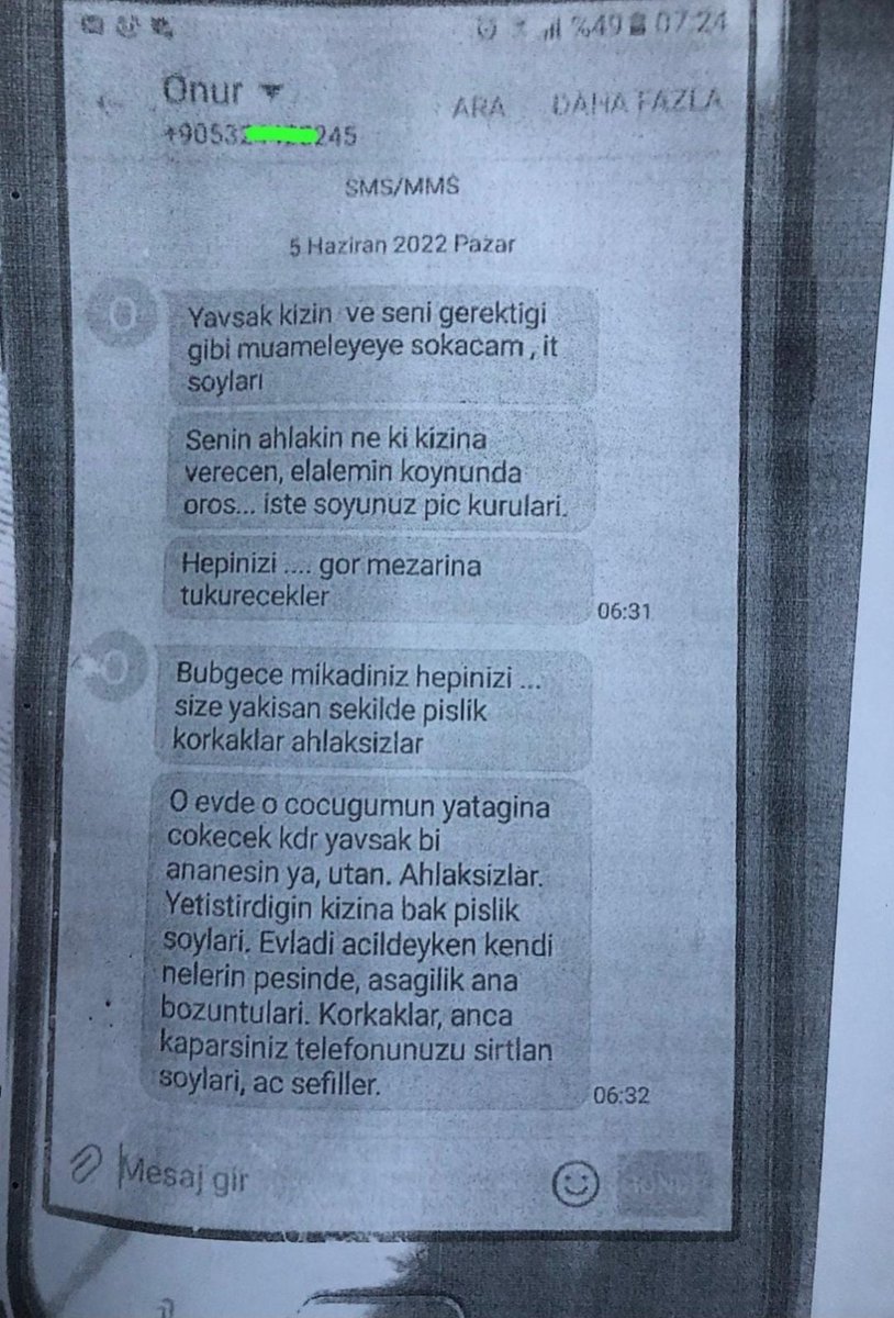 Candycandy_28's tweet photo. @muhamme14173638 Melek gösterilen geçmişi sabıka kaydı dolu olan saldırgan Onur Senerin karısına ve kayınvalidesine attığı mesajdır. Sanıklar Onur Şener bize küfür etti. İçeride ve dışarıda bize saldırdı diyor. Yalancı şahit olan arkadaşları inkar ediyor. Alın size Onur Şener gerceği https://t.co/Jb7kanhL2t