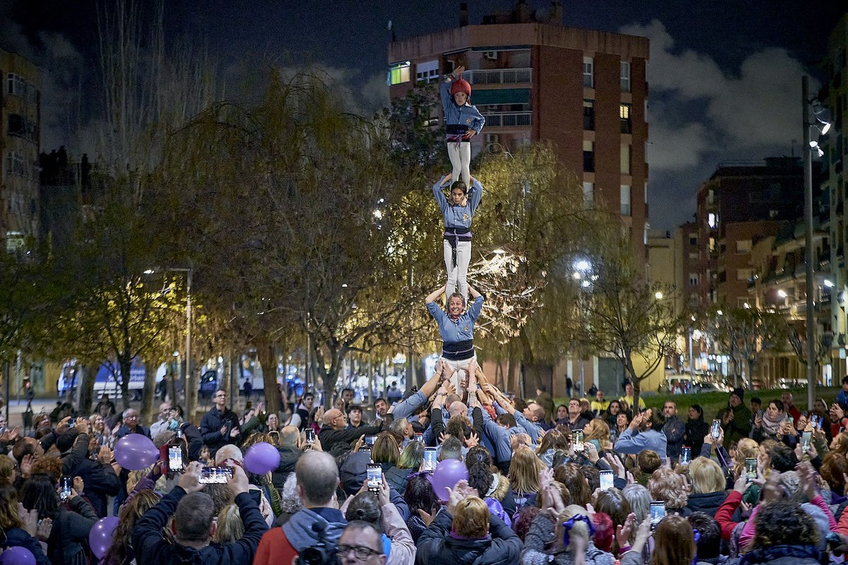 Ahir va tenir lloc acte commemoració #8M, Dia Internacional Dones

Ciutadania, entitats i col·lectius van posar manifest l’esperit feminista de la ciutat en una jornada que va omplir de lila les places i els carrers del Prat

#ElPratFeminista

Noti 👉🏿elprat.cat/actualitat/not…