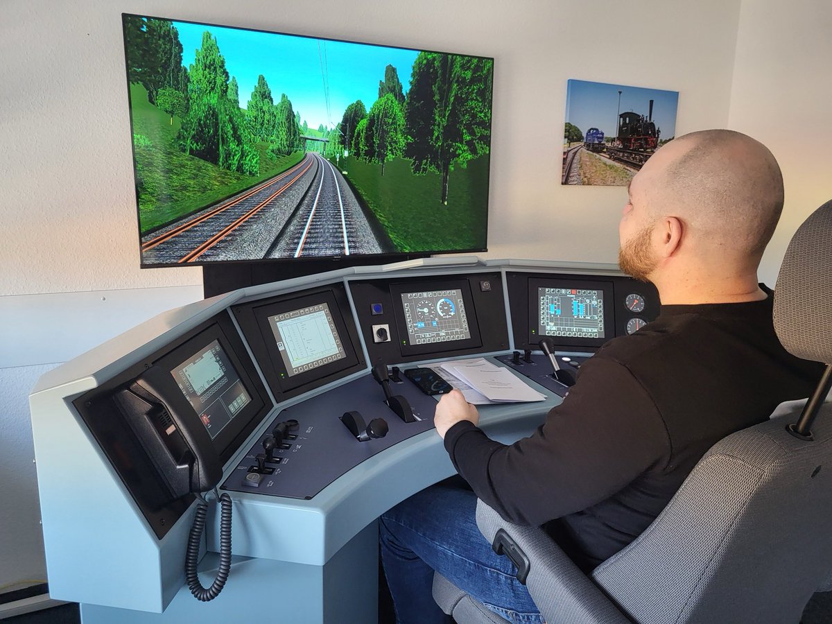 Po Praze, kde již simulátor pro strojvedouci funguje od minulého roku, jsme zprovoznili druhý, a to v našem středisku METRANS v Hamburku, kde se nyní budou školit i kolegové jezdící na koridoru z Prahy do Hamburku.