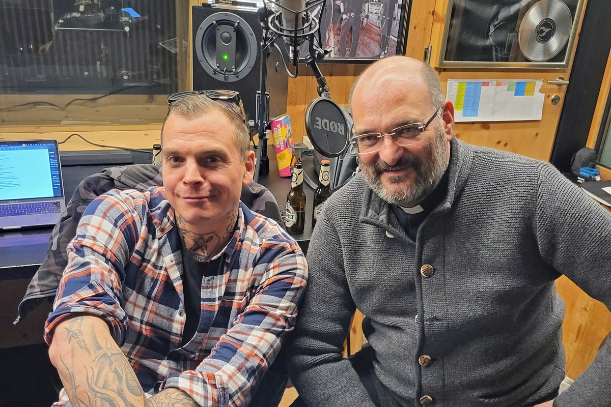 schuetzentirol's tweet photo. Philipp Burger erzählt in diesem Podcast von einem bewegten Wochenende, an dem er seine Gedenkrede bei der Andreas Hofer-Feier hielt.

▶️ https://t.co/mmbXzd87wA

#PhilippBurger #freiwild #AndreasHofer #SSB #Schützen #Tirol @FreiWildBand @philippburgerfw https://t.co/HuuKjrCXVv
