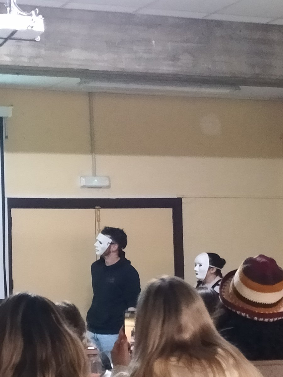 CesarDiazUCM's tweet photo. Explican la presentación mediante una original representación de una escena de terror #UCMcromatismo https://t.co/iV7Vb1kRND