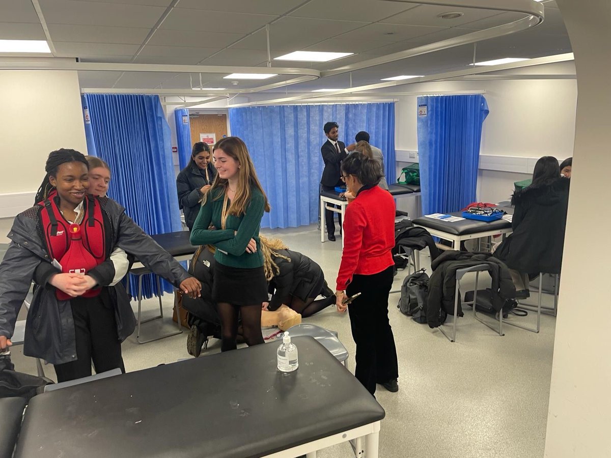 We were delighted to host a visit from the aspiring Year 12 medical students from @TheRoyalLatin School! They had a chance to meet our staff and students, as well as to have a go at some of the clinical skills procedures.