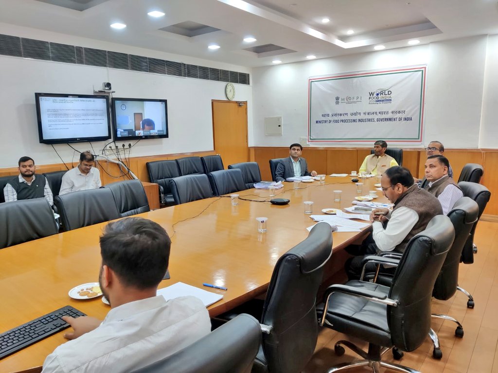 PashupatiParas's tweet image. आज पंचशील भवन @MOFPI_GOI में केंद्रीय राज्यमंत्री सुश्री @ShobhaBJP जी की वर्चुअल उपस्थिति में एक अंतर-मंत्रालयी अधिकार प्राप्त समिति(IMEC) की बैठक की अध्यक्षता की। बैठक में #PMFMEScheme की  परियोजनाओं से संबंधित चर्चा की।