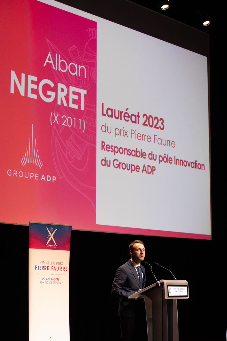 Je tiens à féliciter Alban Negret, issu de @Polytechnique, aujourd'hui resp. de l'#innovation @GroupeADP, pour cette distinction. Elle récompense un acteur clé de la transformation de notre modèle aéroportuaire (LiDAR, nouvelles mobilités aériennes, intelligence artificielle…)