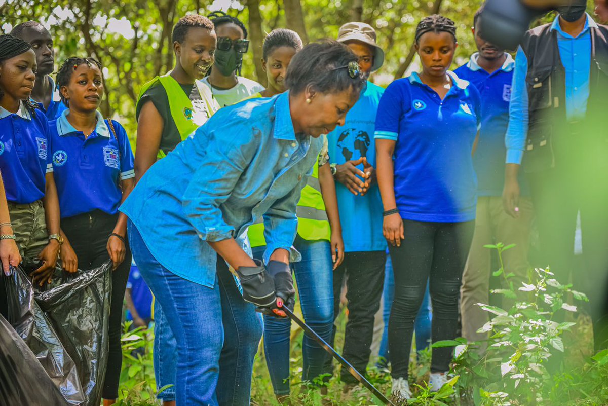 Urubyiruko rw'abakorerabushake <a href="/RwandaYouthVol1/">Rwanda Youth Volunteers</a> muri <a href="/RYVCP_Gasabo/">Gasabo Youth Volunteers</a>  <a href="/Gasabo_District/">Gasabo District</a> <a href="/kimironkosecto6/">Kimironko Sector</a> 
Twifurije umunsi mwiza mpuzamahanga wa abari n'abategarugori 
 rwose Koko ni ba #Mutimawurugo 
Umugore #kwisonga
<a href="/RwandaLocalGov/">Ministry of Local Government | Rwanda</a>