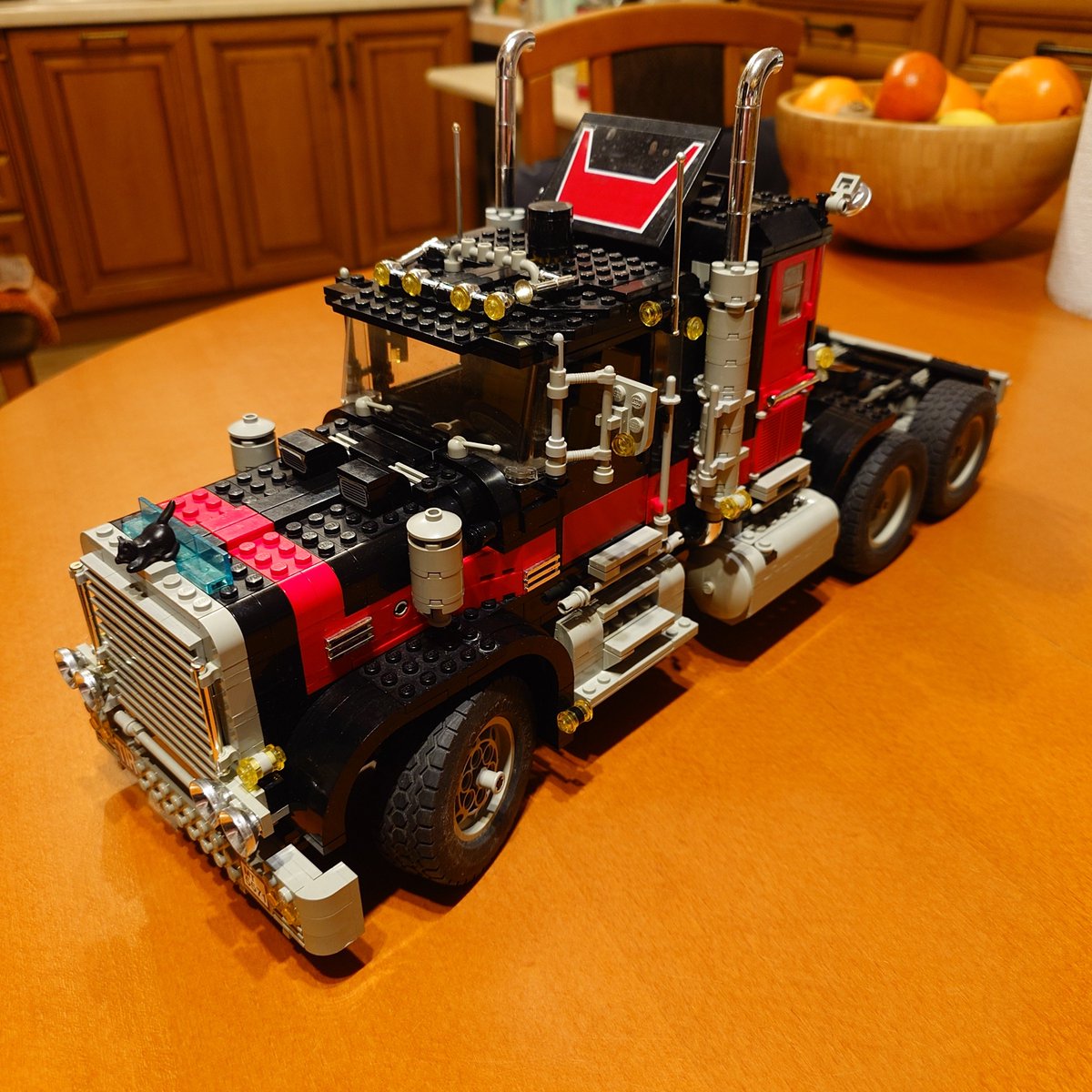 aurigo_dust's tweet image. Jakiś czas temu zdobyłem w atrakcyjnej cenie zaniedbany zestaw #LEGO marzeń. Wymagał wymiany/dokupienia kilkunastu części, ale wreszcie go skompletowałem, wymyłem, uzupełniłem 2 brakujące naklejki i złożyłem. Oto klejnot w koronie mojej kolekcji: 5571😎#AFOL #ModelTeam #BlackCat