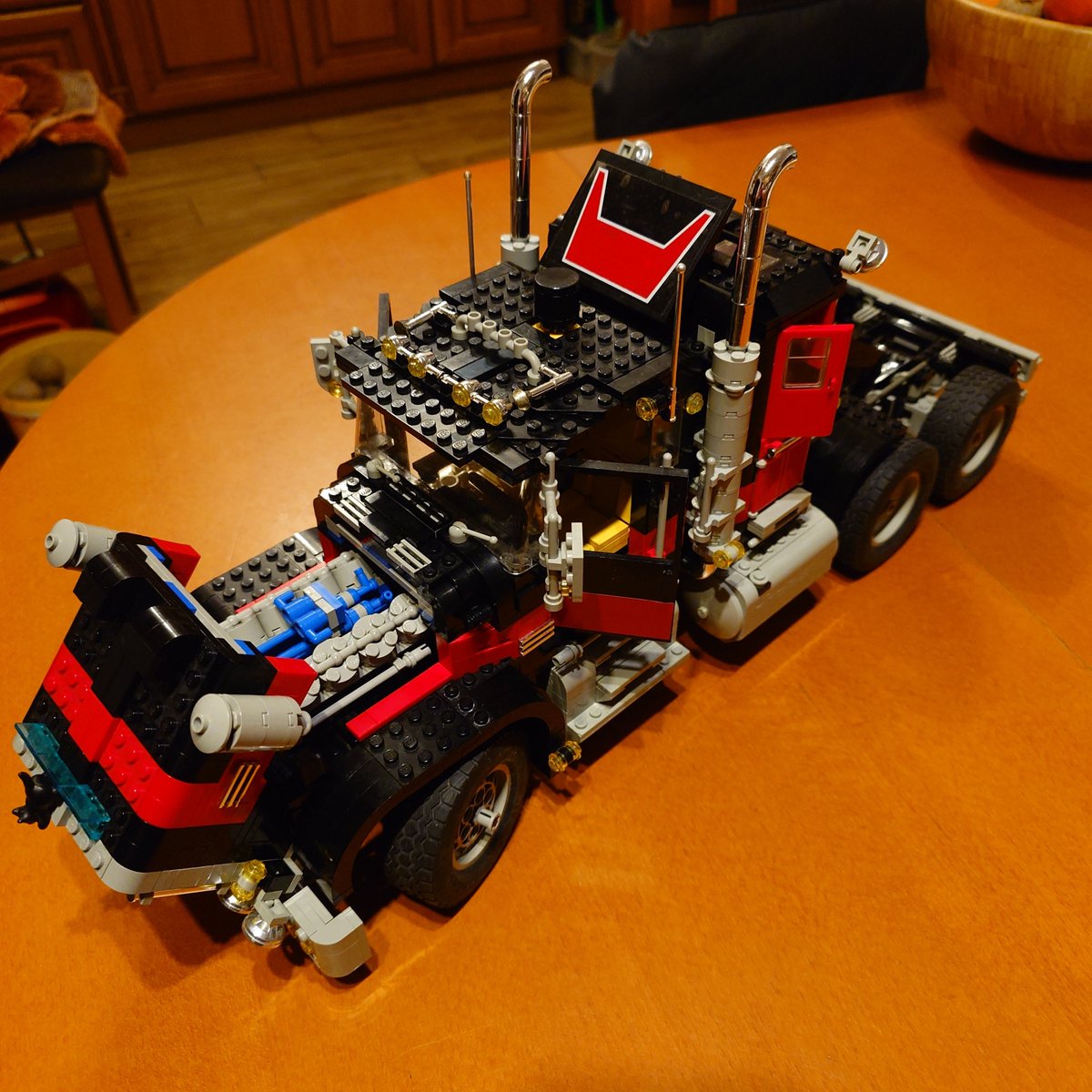 aurigo_dust's tweet image. Jakiś czas temu zdobyłem w atrakcyjnej cenie zaniedbany zestaw #LEGO marzeń. Wymagał wymiany/dokupienia kilkunastu części, ale wreszcie go skompletowałem, wymyłem, uzupełniłem 2 brakujące naklejki i złożyłem. Oto klejnot w koronie mojej kolekcji: 5571😎#AFOL #ModelTeam #BlackCat