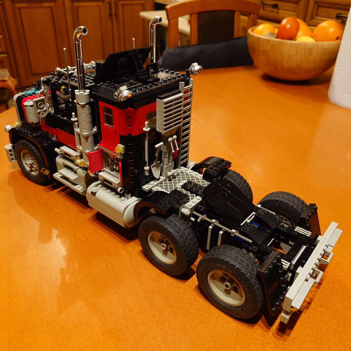 aurigo_dust's tweet image. Jakiś czas temu zdobyłem w atrakcyjnej cenie zaniedbany zestaw #LEGO marzeń. Wymagał wymiany/dokupienia kilkunastu części, ale wreszcie go skompletowałem, wymyłem, uzupełniłem 2 brakujące naklejki i złożyłem. Oto klejnot w koronie mojej kolekcji: 5571😎#AFOL #ModelTeam #BlackCat