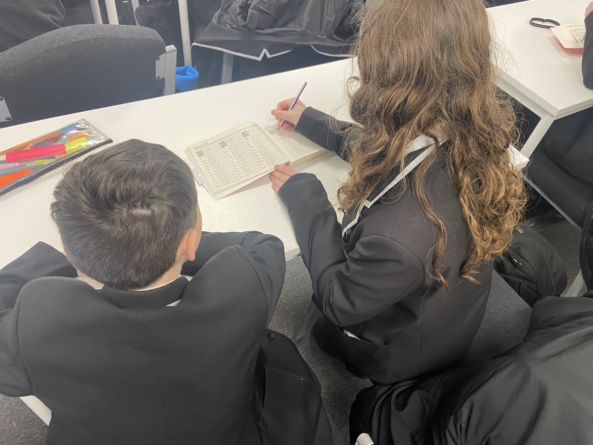 @toebytoe Reading Buddies Phonics Programme:

Another fantastic week for our Y7s who are making great progress with their reading.

They wouldn't be able to do this without the fantastic support from their Y10 reading buddies!

#TBTchangeslives #thebenefitsflowbothways #QESLife