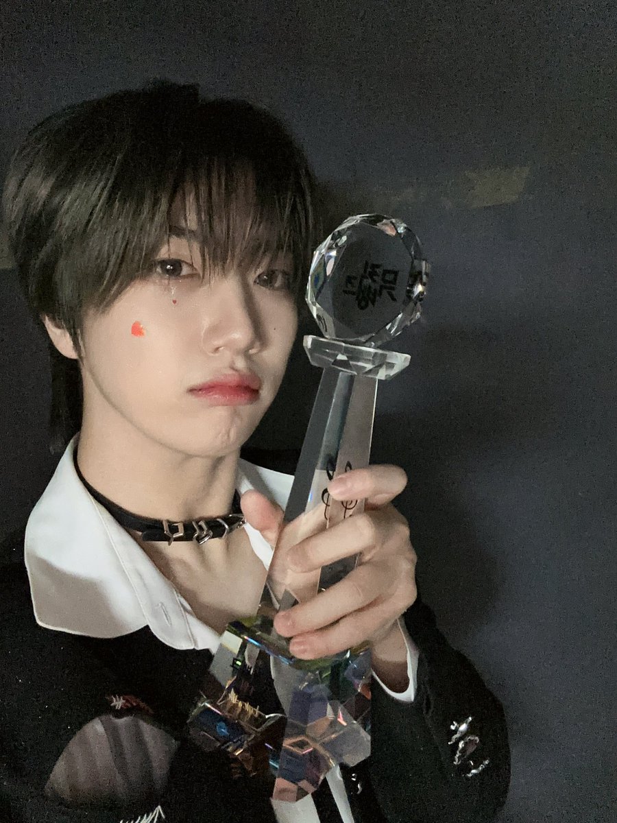 CRAVITY_twt's tweet image. 간절히 바라도 이루어주는 러비티가 없었다면 이런 순간은 안찾아왔겠죠 같이 만든 상이라 해줘서 너무너무 고맙고 우리 러비티도 너무너무 축하해 사랑해🥲
#원진