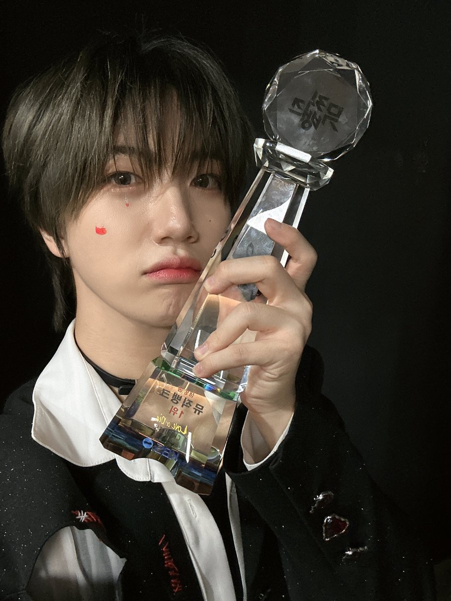 CRAVITY_twt's tweet image. 간절히 바라도 이루어주는 러비티가 없었다면 이런 순간은 안찾아왔겠죠 같이 만든 상이라 해줘서 너무너무 고맙고 우리 러비티도 너무너무 축하해 사랑해🥲
#원진