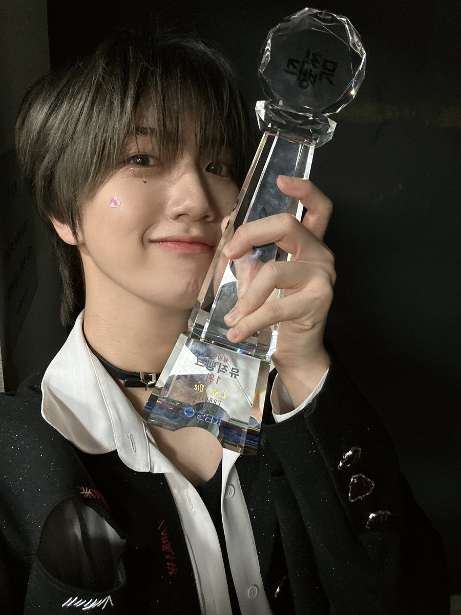 CRAVITY_twt's tweet image. 간절히 바라도 이루어주는 러비티가 없었다면 이런 순간은 안찾아왔겠죠 같이 만든 상이라 해줘서 너무너무 고맙고 우리 러비티도 너무너무 축하해 사랑해🥲
#원진