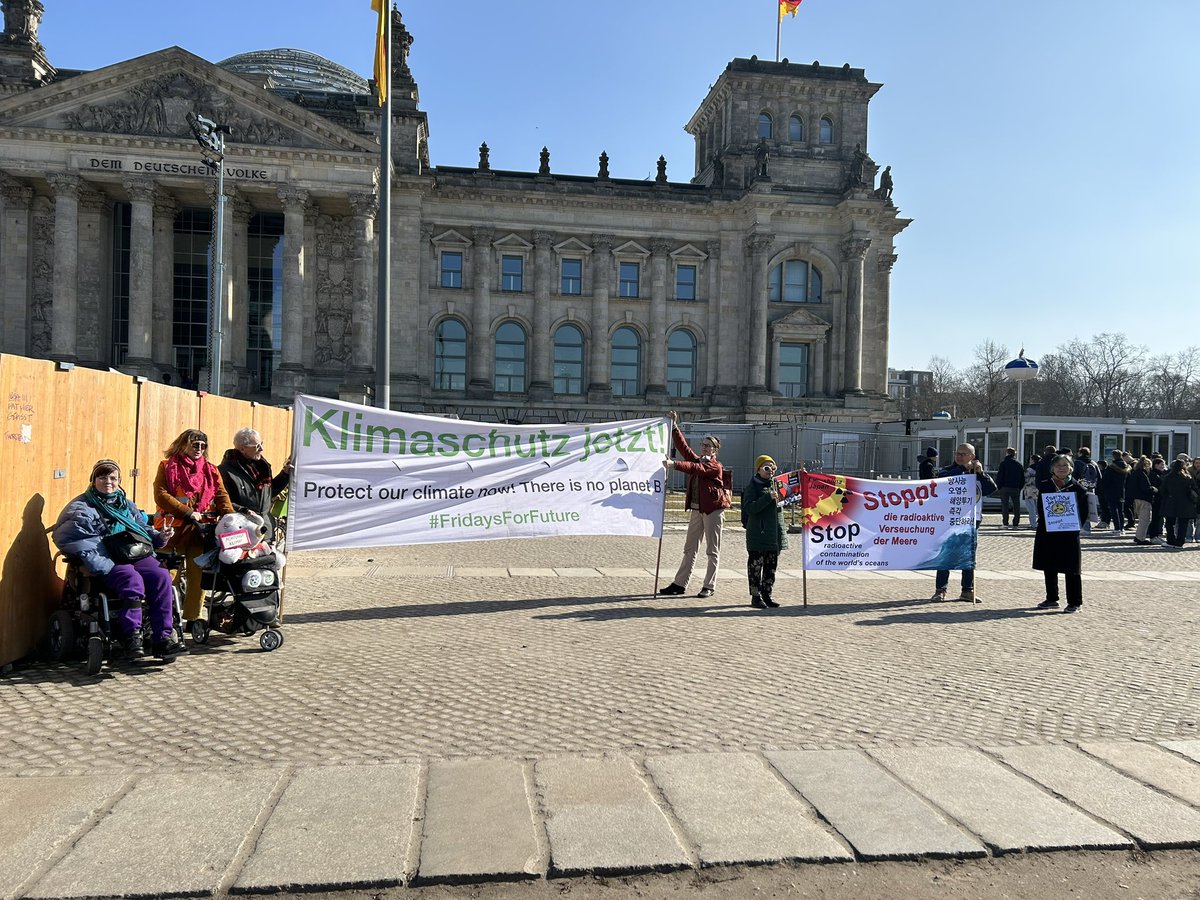 #twiff, 8, Fridays for future  Germany, Germany, Berlin, Bundestag, 2024-03-08
#Fridaysforfuture vigil for #ParisAgreement  @twiff Sunny as well for International Women’s Day! Also joined by James the Pollution Ice Bear.
@fischerdata.bsky.social