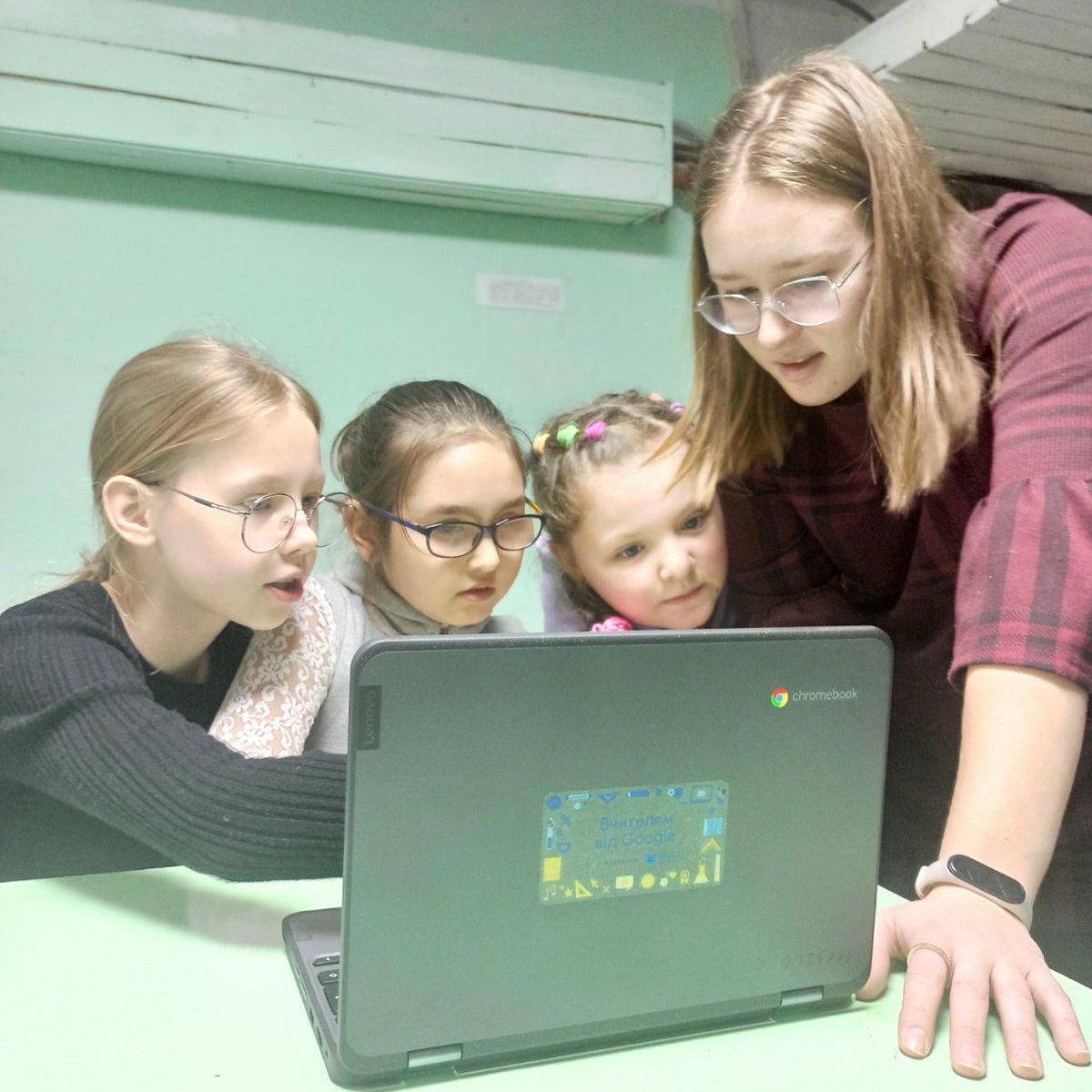 UNESCO_kyiv's tweet photo. This #InternationalWomensDay, we praise the resilience and dedication of women in 🇺🇦 Ukraine.

From journalists exposing truth, to artists enriching culture, to teachers shaping minds, — @UNESCO reaffirms its strong commitment to supporting all women of #Ukraine.

#IWD2024 https://t.co/hvZ5foUqZn