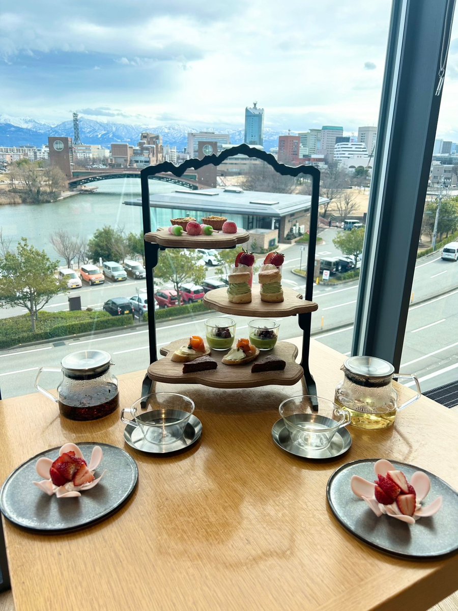 BibibiJuruli's tweet photo. ｛借景アフタヌーンティー｝
3/1～4/30 
期間限定「お花見」がテーマのアフタヌーンティーです🌸
綺麗な景色を眺めながら、
優雅にお花見気分でお楽しみいただけます🫖
◇価格
3,015円(税込）
◇ 予約制
平日・土日共にOK👌
2日前までにご予約をお願いいたします。
15:00or16:00からお選びください https://t.co/jzqZwXN9Fn