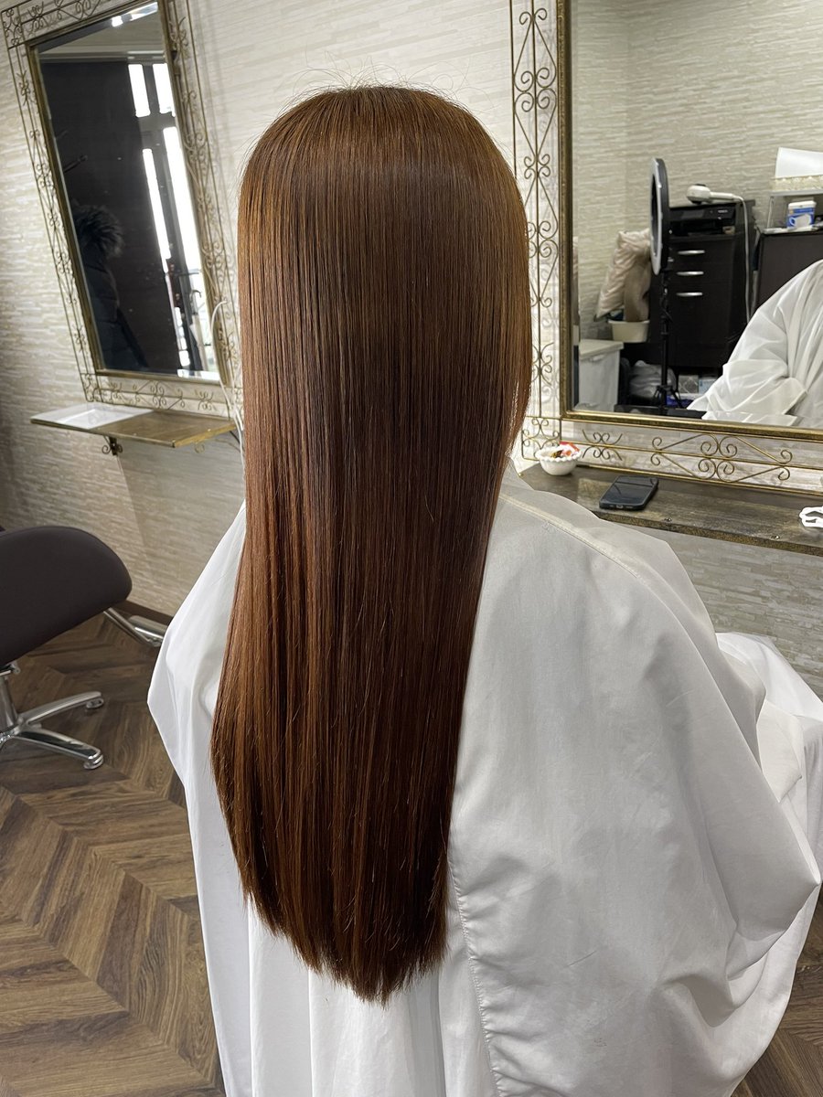 お客様の中で1番髪が長い☝️
この長さでも綺麗を保ってくれて
ありがとうございます😄
初めて来たのは高校生の時。わざわざ長野からバスと電車で５時間かけて来てくれたね。そんで施術５時間、また帰るのに５時間だったね🤣