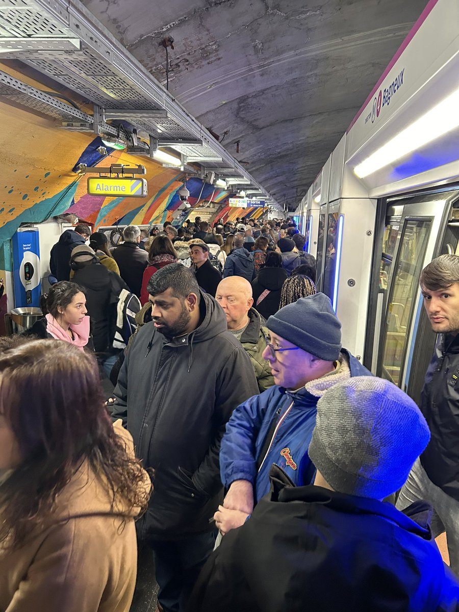 As #Paris gears up for the Olympics the city’s transport infrastructure just doesn’t seem to be improving. Trains are often full, wait times are longer and there are often cancellations for no reason. Picture from the platform at Châtelet of the “automated” line 4 at 11:30AM.