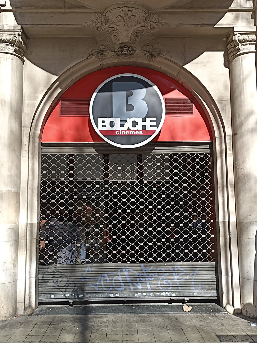 SalaAbiertaES's tweet photo. 🚨OTRO CINE CERRADO.

El cine Boliche de Barcelona lleva cerrado desde el martes 5 de marzo. Se supone que está chapado por reformas pero esperemos que no sea el típico eufemismo. 🔐🏗️

Hoy están desmontando cartelería, racks de sonido y los altavoces de la sala. 🔊

Desde su reapertura en 2013 los @Boliche4salas apostaban por una cartelera permanente en versión original y subtitulada al catalán. 🗣️💬