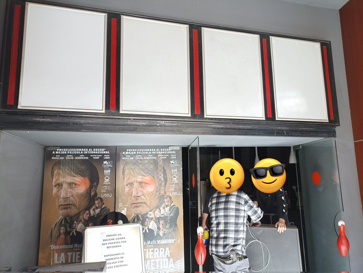 SalaAbiertaES's tweet photo. 🚨OTRO CINE CERRADO.

El cine Boliche de Barcelona lleva cerrado desde el martes 5 de marzo. Se supone que está chapado por reformas pero esperemos que no sea el típico eufemismo. 🔐🏗️

Hoy están desmontando cartelería, racks de sonido y los altavoces de la sala. 🔊

Desde su reapertura en 2013 los @Boliche4salas apostaban por una cartelera permanente en versión original y subtitulada al catalán. 🗣️💬