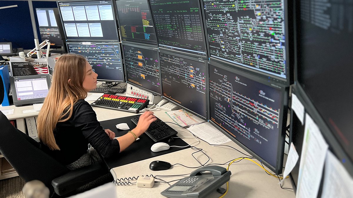 History in motion: Female signallers take the lead today on the West Coast Main Line rail-suppliers.com/history-in-mot… @networkrail #NetworkRail #RailwayNews #RailNews #InternationalWomansDay2024 #WestCoastMainLine