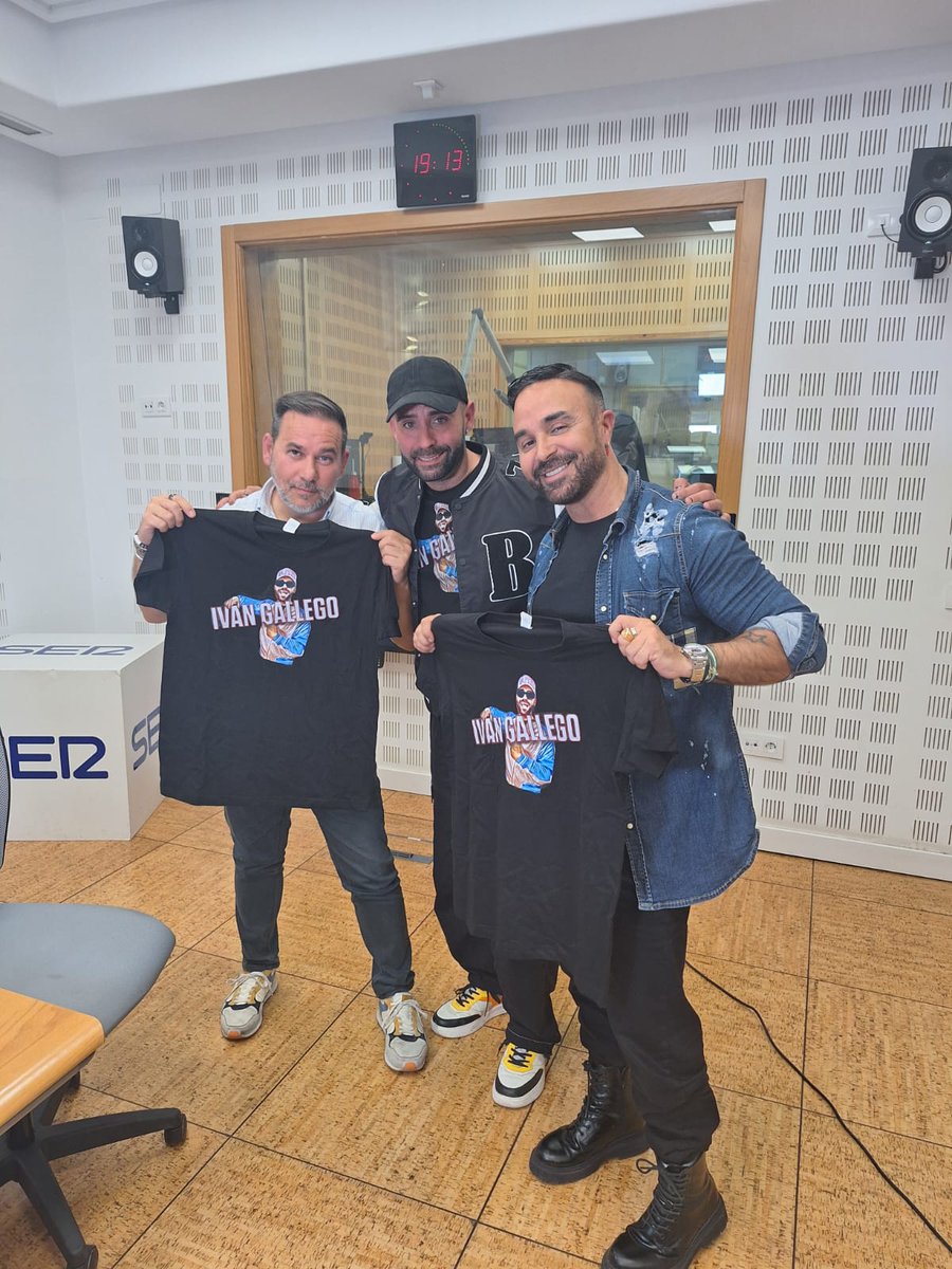 SenadorMusica's tweet photo. 🌀Hoy hemos estado #enROLLÁNdonos con #ElCaradura de @ivangallego_ofi  en el programa más guasón de @radiosevilla, compartiendo risas y música con Luis Rollán, @cristobalsoria, @Oliveros40, @BORJATROYA y La Tata, que son MARAVILLA 😍

#sevillanas #RadioSevilla #CadenaSer #sevilla https://t.co/AkO7xYNC35
