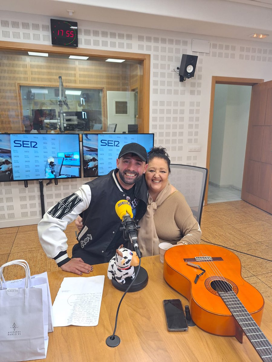 SenadorMusica's tweet photo. 🌀Hoy hemos estado #enROLLÁNdonos con #ElCaradura de @ivangallego_ofi  en el programa más guasón de @radiosevilla, compartiendo risas y música con Luis Rollán, @cristobalsoria, @Oliveros40, @BORJATROYA y La Tata, que son MARAVILLA 😍

#sevillanas #RadioSevilla #CadenaSer #sevilla https://t.co/AkO7xYNC35