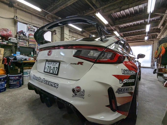 施工会社はPACIFIC hololiveGT300のデザインを担当されていたリミットラインさんとお聞きし、めちゃくちゃ気合い入りました!そして納車日に立ち会わせていただき、デザイナーさんと社長さんからデザイン施工についてのお話を聞くことができました!なるほどこういう感じで作ったのかー!と感動…! 