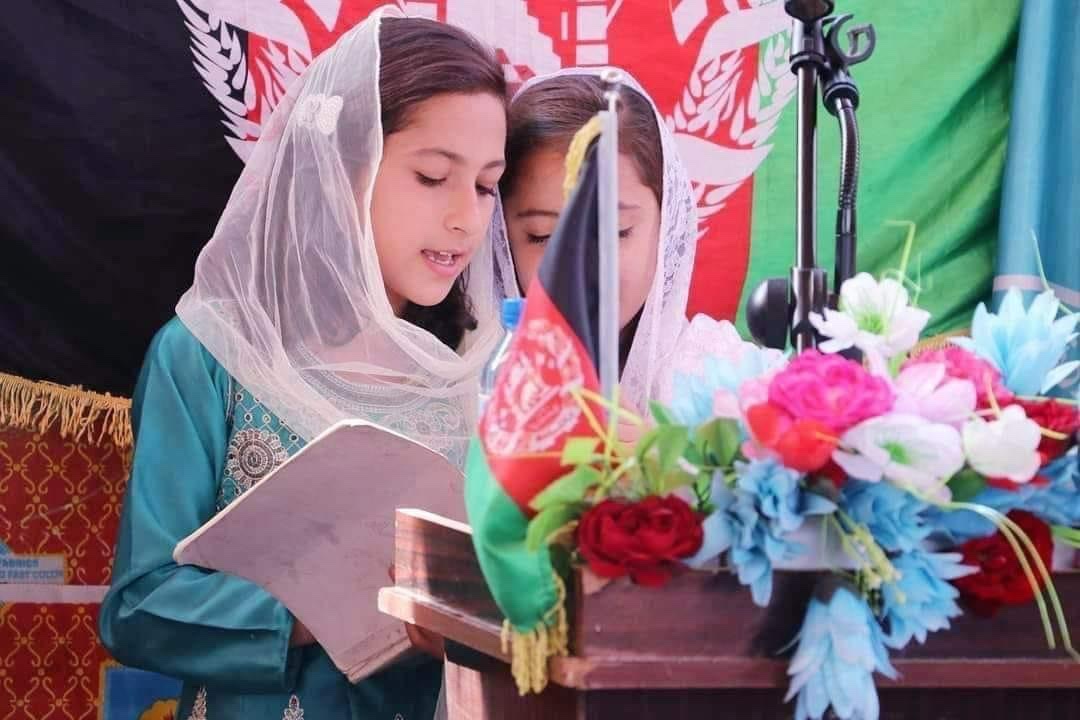 _itzsafi77's tweet photo. WHEN YOU EDUCATE A BOY, YOU EDUCATE AN INDIVIDUAL. BUT WHEN YOU EDUCATE A GIRL, YOU EDUCATE A FAMILY/HOUSEHOLD.

HAPPY WOMEN'S DAY !!!!!
په پښو پیزار په سر څادر ددې سر تورې نه وو
قلم کتاب مو ورله ورکړل چه په کور يې نه وو.
#HappyWomensDay #educateafg_girls https://t.co/LY9N4VfzpN