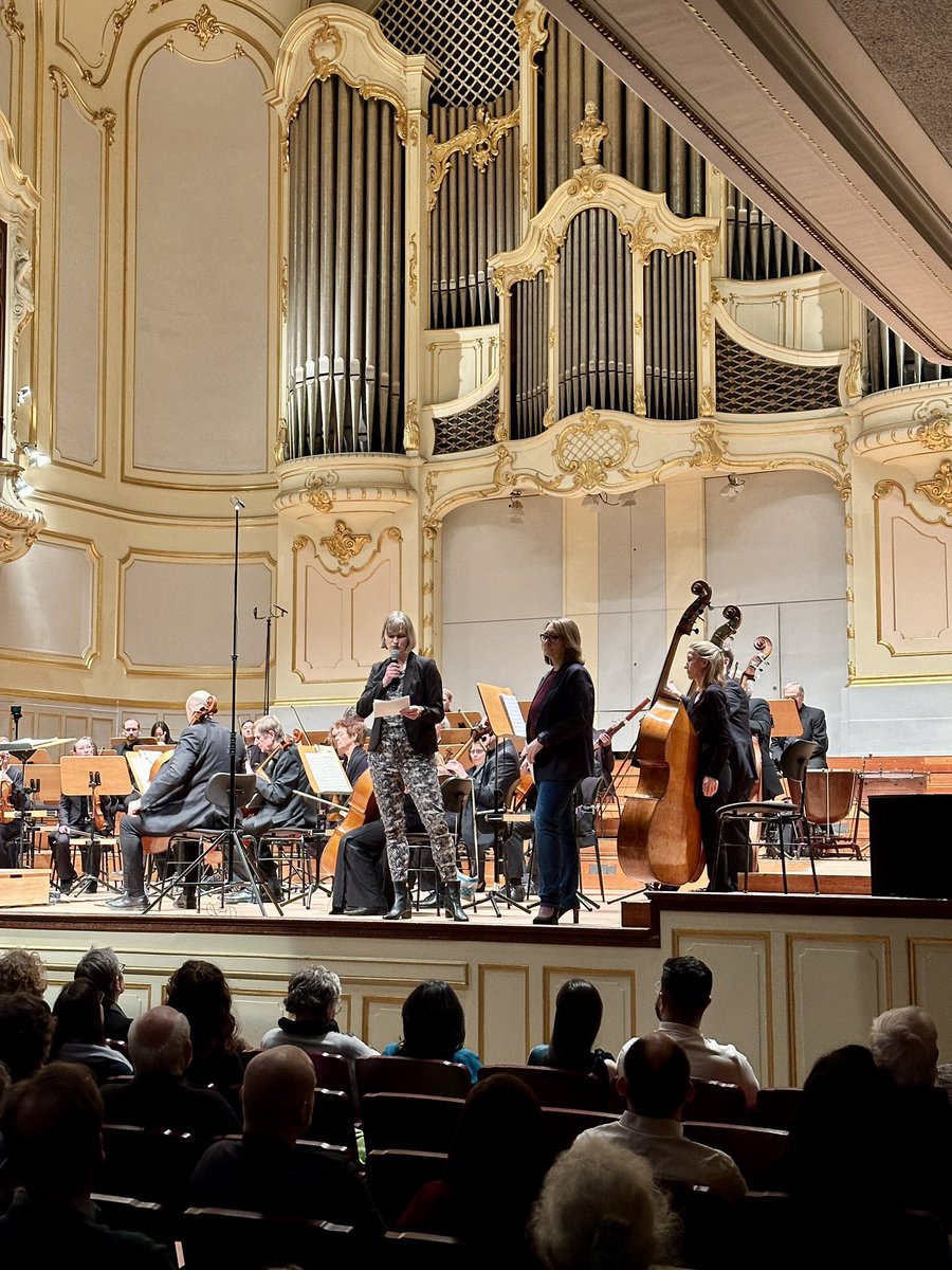 🎶♀️ Frauenklänge in der Leiszhalle: Zur Würdigung von großartigen Komponistinnen begrüßt @fegebanks die Gäste zum #Benefizkonzert vom Landesfrauenrat. Die Erlöse gehen an die #Frauenhäuser in #Hamburg, die wichtige Arbeit leisten, um Frauen vor Gewalt zu schützen.