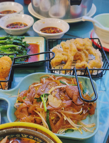 謝鉄街・オイスターバービストロ。 ドアを入るとすぐに、香港スタイルのバーベキューが並んでいます。特別な香港スタイルがここに鮮やかに反映されています。レトロな深緑色の背景、さまざまなネオン、道路標識が、あなたを旅させます。一瞬で香港、香港の街にいるかのような感覚を人々に与え、