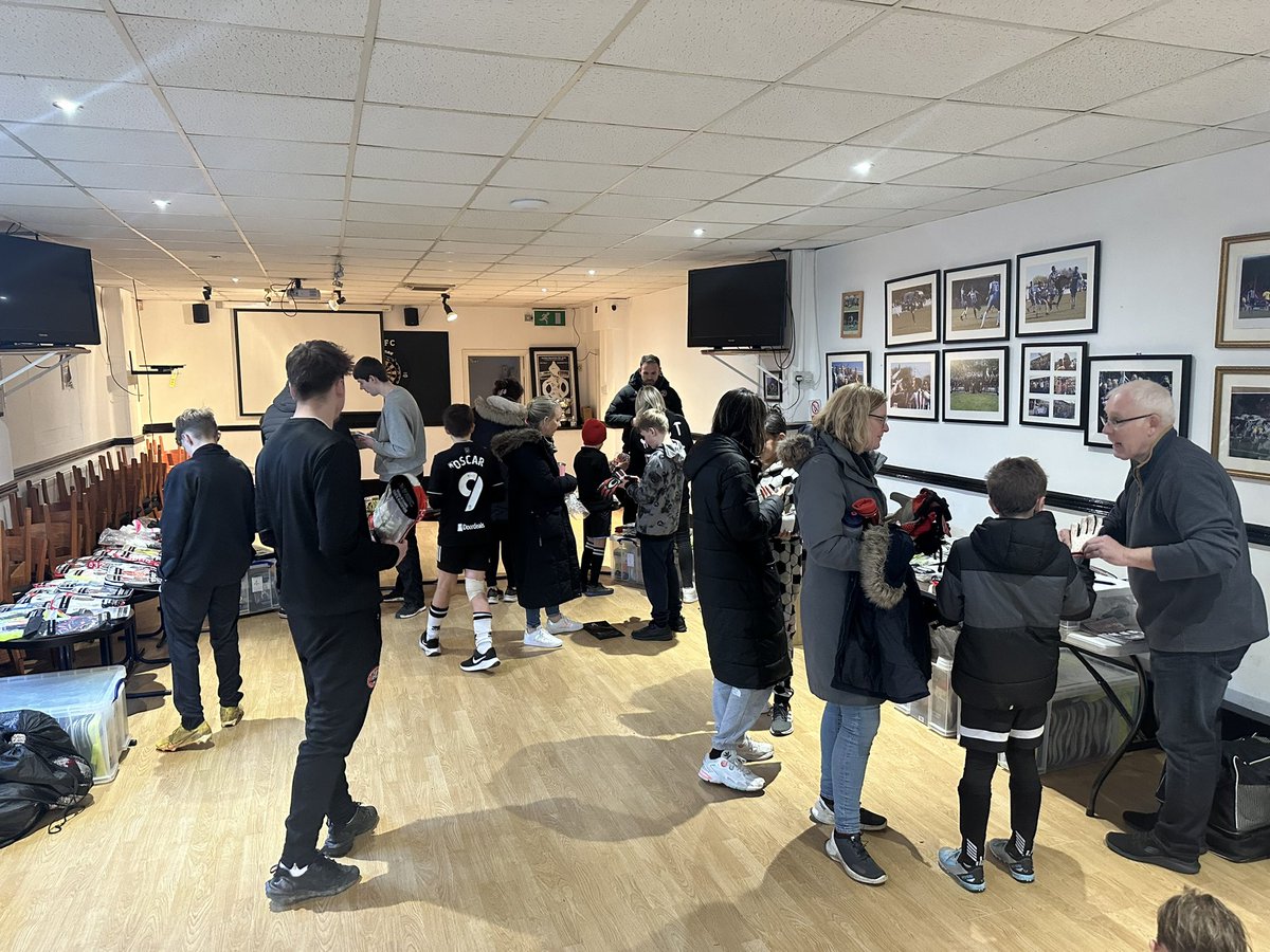 Massive thank you to <a href="/HOSoccer_UK/">HO SOCCER UK</a> for coming down for a little glove night for our Development and Academy Goalkeeper’s last night! We really enjoyed having you down! 🧤Little appearance from <a href="/CraigRossy/">Craig Ross</a> our 1st Team Goalkeeper! <a href="/MUFCYorkRoad/">Maidenhead United</a> <a href="/MagpieCommunity/">Maidenhead United in the Community</a>