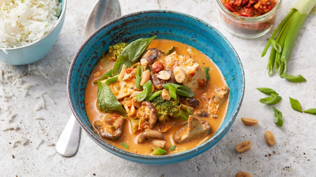 ZentrumGesund's tweet image. Rotes Thai-Curry mit Tofu

Entdeckt unser Rotes Thai-Curry mit Tofu, Shiitake &amp;amp; Erdnüssen für eine Geschmacksreise nach Thailand! Schnell, einfach &amp;amp; unwiderstehlich. Rezept: zentrum-der-gesundheit.de/rezepte/hauptg…

Vertieft eure vegane Kochkunst: vegane-kochschule.online/s/vegane-kochs…

#ThaiCurry #KochenLernen
