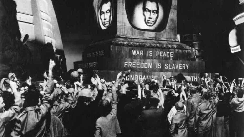 Mientras George Orwell escribía su popular novela 1984, tuvo en mente otros títulos como alternativa.

Según cuenta su principal biógrafo, existieron manuscritos con otras fechas, como 1980 o 1982, e incluso un nombre completamente distinto "El último hombre en Europa".