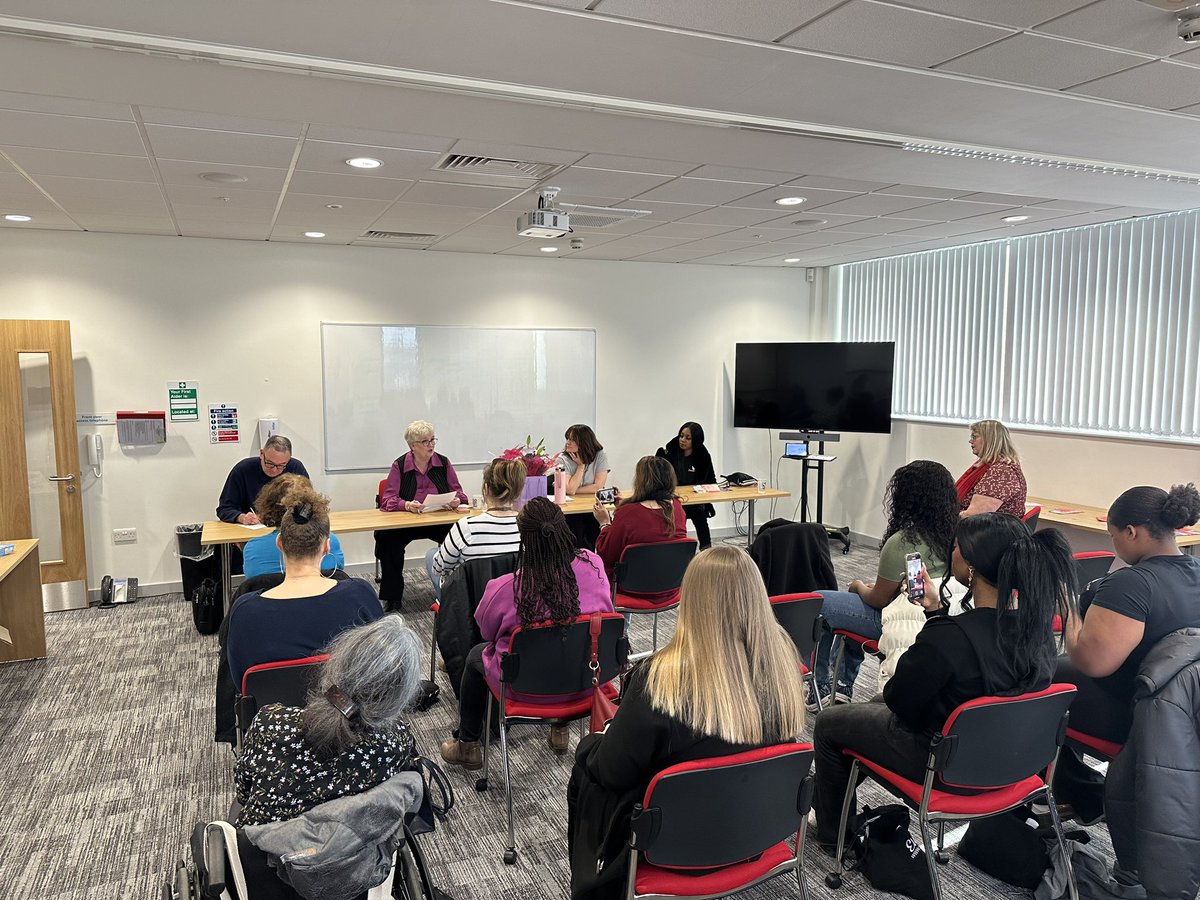 Our #VAWG panel discussion for #InternationalWomensDay has just started. Thanks to our Women’s Officer @LabourFay for organising. Listening to @Margaret4DR @JonCruddas_1 @HaveringWA @elevateherUK about their work in the community and the importance of women’s voices in politics.