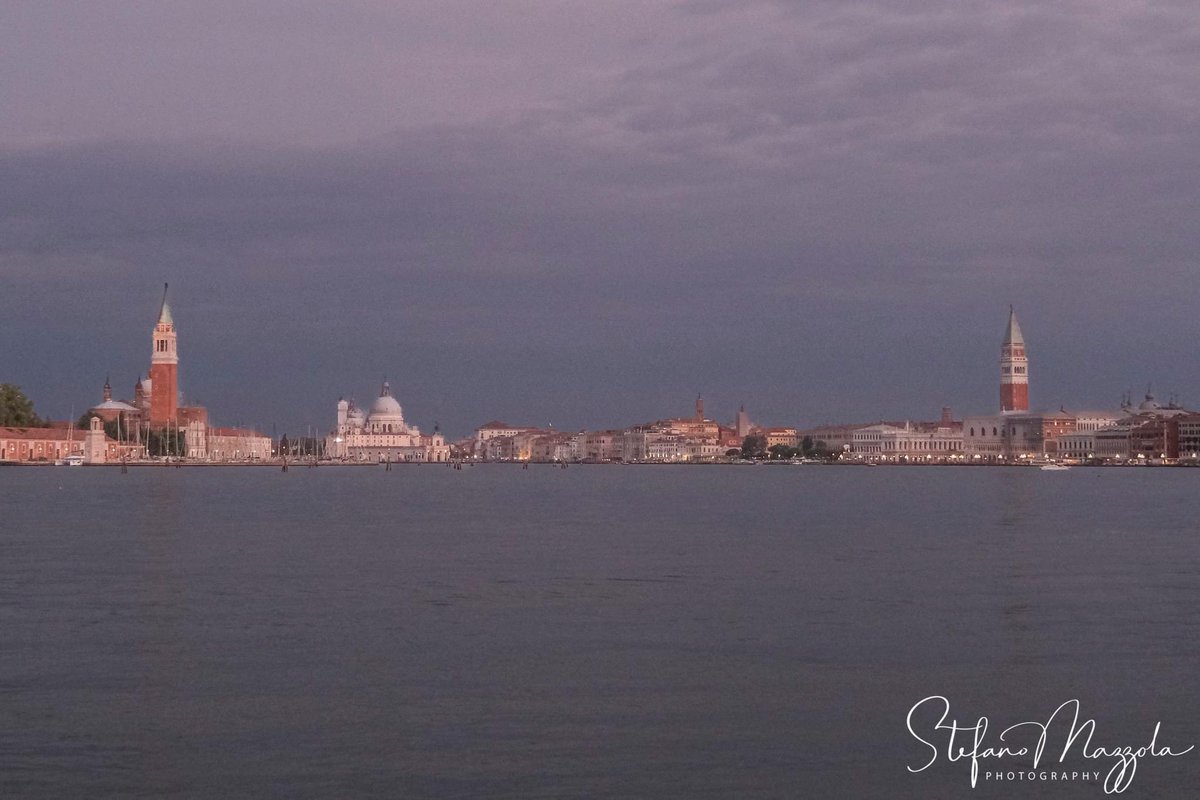 Venezia al tramonto #venicephotography #veniceitaly #venice #photographer #photowalk #photooftheday #Tour #tourism #secretvenice #sunset