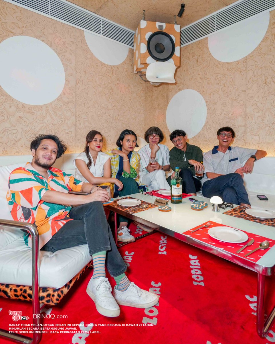 It's always fun to take a break and relax in the afternoon together sharing stories with The Singleton, enjoying the time passing into the night.

Photo @jinpanji
@thesingletonwhisky
#Ad #singletonID #21