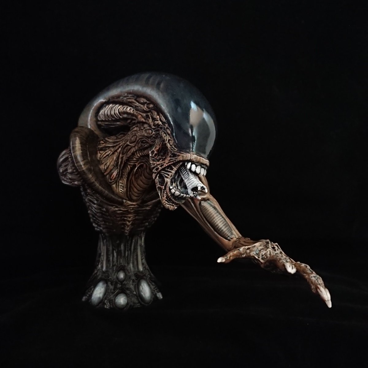 castle_freak_30's tweet photo. NARINのDOG ALIEN完成品を全剥離してリペイント

メイキング・オブ・エイリアン３に掲載のプロップを参考にトライしましたが、伸びた片腕が障害となり無理な体位でのハンドリングがちょっと厄介でした。
艶と色味のコントロールは今後も課題ですが、新たな発見もあり前に進みます。

#Alien3 #DogAlien https://t.co/DmMFaZniFr