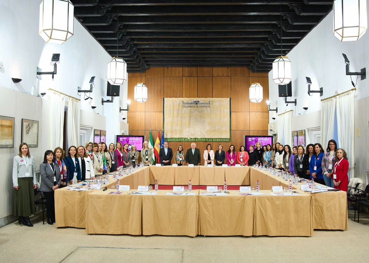 El presidente del Parlamento, @jesusraguirre, ha inaugurado el III Foro Mujeres de la Sanidad en Andalucía, acompañado por la consejera de @saludand, @LinaGarcia_AND, coincidiendo con la conmemoración del #DíaInternacionaldelaMujer.