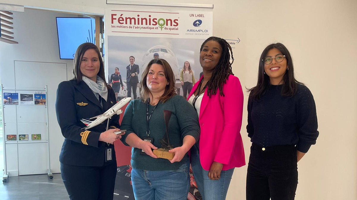 AFnewsroom's tweet photo. Aujourd'hui, #AirFrance a participé à la 3e édition de l’évènement « @Feminisonslaero » organisé par @airemploi.
Cette démarche aux côtés d'@Airbus, de @GroupeADP, @ArianeGroup, @Dassault_OnAir , @transaviaFR, l'@Armee_de_lair et de la @MarineNationale a permis à 100 jeunes filles de rencontrer plus de cinquante professionnelles civiles et militaires lors d’ateliers et de tables rondes.
Cette initiative témoigne de notre engagement à accroître la mixité professionnelle dans les métiers de l’aérien.
Retrouvez les actions d'Air France pour l'Egalité Femmes / Homme et sa démarche de diversité et d'inclusion, sur https://t.co/sO4oaWO7vy