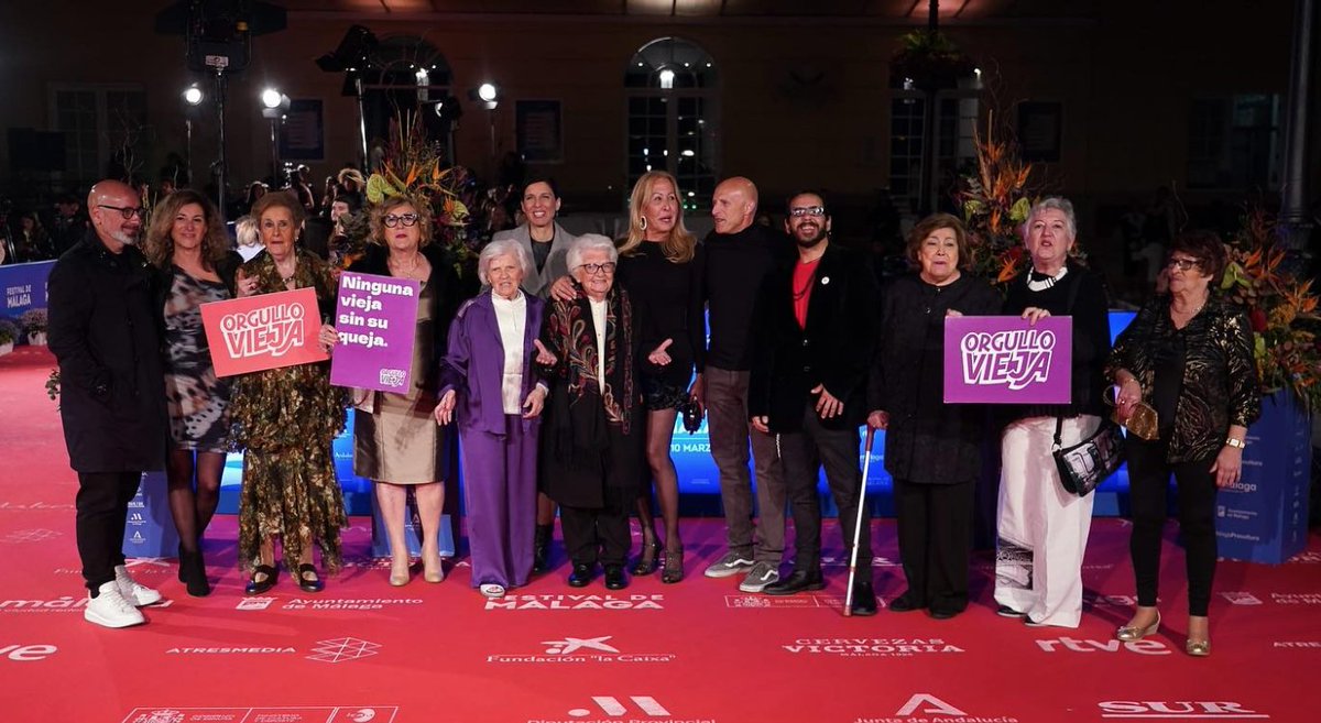 Martaalamillo's tweet photo. Que ilusión celebrar este día tras una experiencia inolvidable con estas pedazo de señoras. El estreno de #OrgulloVieja en el @festivalmalaga ha sido un subidón para ellas y para el equipo. El cariño y los aplausos del público son la mejor recompensa. ¡Gracias! https://t.co/ZeRH7tlNyu