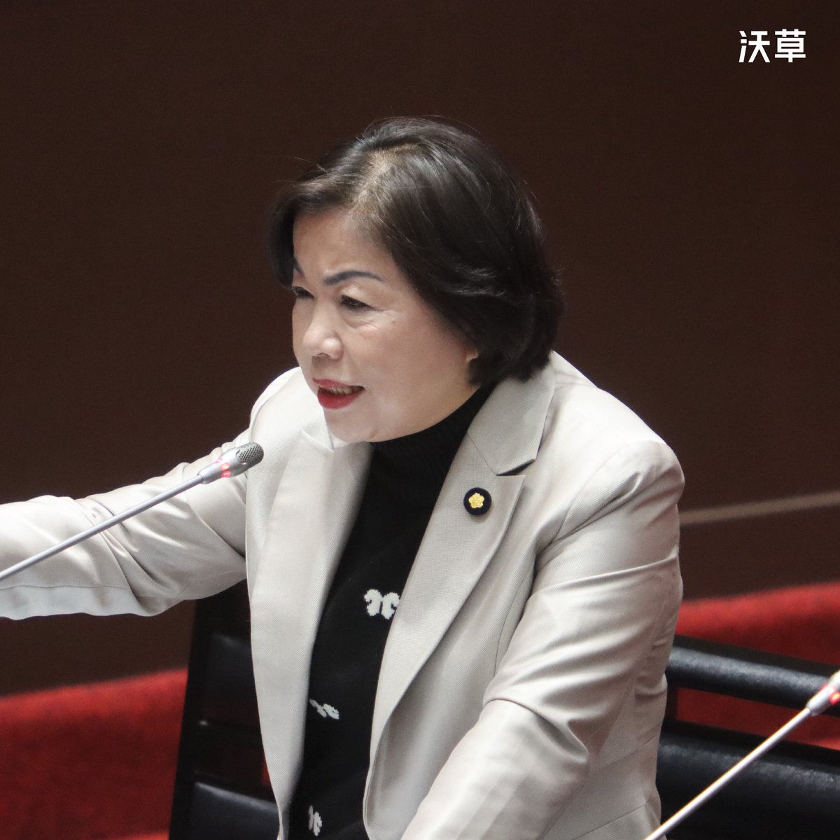 watchoutTW's tweet photo. 中國國民黨立委柯志恩質疑台股上看兩萬點不算政績 陳建仁：你不喜歡嗎？
​
台股今（8）日一度攻上兩萬點， #馬政府 時期喊出的「股市 2 萬點不是夢」，但馬英九任內股市 9068 點，卸任時收盤 8095 點，跌了近 1000 點， #金融海嘯 期間跌幅更比各國都大。
​
總統 #蔡英文 任內股市不僅漲幅驚人，更在今天創下里程碑。
​
行政院長 #陳建仁 在總質詢時就指出「股票可以漲到 #兩萬點，代表經濟很好」。
​
但中國國民黨立委 #柯志恩 卻不認為，指出不是每個股民都受惠，恐增加 #貧富差距���陳建仁則問：「你不喜歡股市兩萬點嗎？」
​
柯志恩也回應「我喜歡，但你不能用這個表示你的政績。也有其他國家股票漲很多，會發現不是每個股民都可以受惠，反而會造成貧富差距、相對剝奪感增加。」
​
柯志恩也質疑政府打詐不利，並詢問陳建仁是否同意外界稱數位部長 #唐鳳 為頭號戰犯？
​
陳建仁表示，每個部長都做得不錯，當然也有需要精進的部分。
​
中國國民黨立委 #楊瓊瓔 質詢則高喊：「電價平均漲幅 10%！創下歷史新高！」但經濟部長 #王美花 回應：「我們（電價委員會）都還沒有審⋯⋯」
​
楊瓊瓔則補充，是因為經濟部送電價審議委員會的方案，就是要漲民生用電。她也高呼：「我拜託你！民生用電不要漲。你到夜市看看，都沒人！」
​
王美花又苦笑表示：「沒有！夜市去年其實創新高，內需都有數據的。」楊瓊瓔則要王美花別笑，痛斥她「大家生活很痛苦了，還笑得出來？」
​
中國國民黨立委 #陳菁徽 則質疑 #內政部 的打詐宣導素材，資安出大包。
​
除了有連結點進去是空的、有些則能讓一般民眾自行刪除影片外，更赫然發現民眾黨黨主席 #柯文哲 的競選廣告語音檔也參雜在內。
​
這讓陳建仁直呼「嚇一跳」，表示這實在不應該。內政部長 #林右昌 也允諾，會在一週內釐清。

攝影、文字：沃草記者廖昱涵