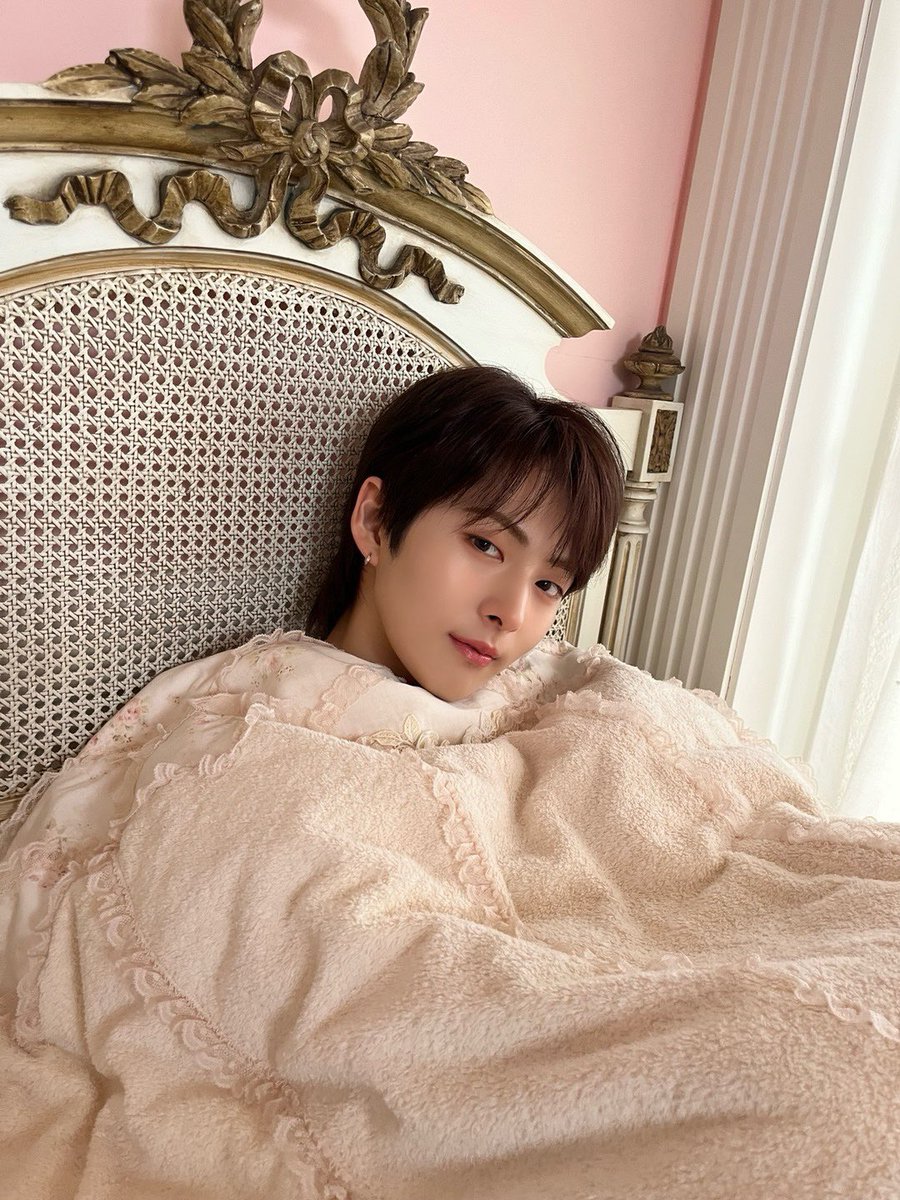 LUN8_members's tweet photo. [#타쿠마]
역시 눕는게 좋아 ㅎㅎ

#루네이트 #LUN8 #집돌이 https://t.co/w3OM0GnWSm