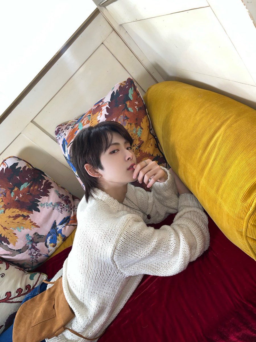 LUN8_members's tweet photo. [#타쿠마]
역시 눕는게 좋아 ㅎㅎ

#루네이트 #LUN8 #집돌이 https://t.co/w3OM0GnWSm