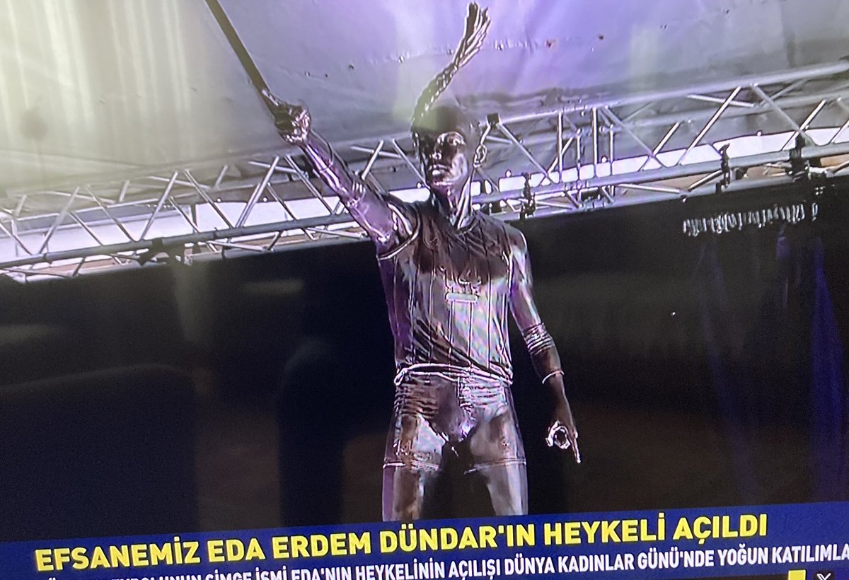 ADNCOS's tweet photo. 8 Mart Dünya Kadınlar Gününde FB’mizin efsane Kadın Voleybol’cusu  Eda Erdem’in FenerBahçe ATATÜRK Statında Heykel açılışı gerçekleşti. #İyikiVarsınEdaErdem 🧿💛💙🏆 https://t.co/36jDckhXjM