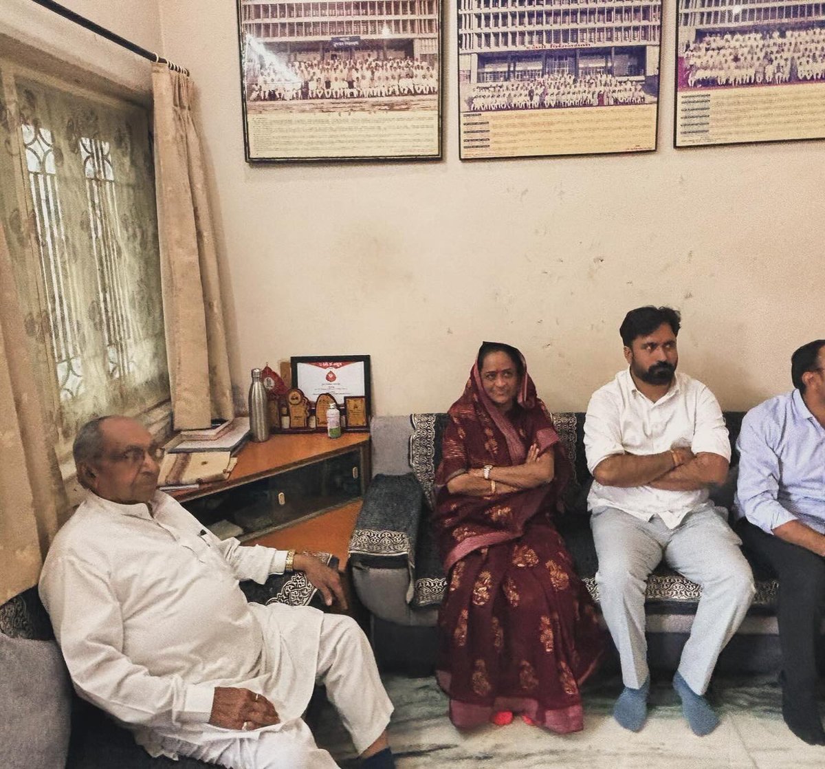 iRekhachaudhari's tweet photo. માન. હરજીવનભાઈ પટેલ સાહેબ - પૂર્વ મંત્રીશ્રી ગુજરાત સરકાર ધાનેરાના નિવાસસ્થાને રૂબરૂ મુલાકાત લઇ એમના આશીર્વાદ મેળવ્યા. https://t.co/NNH21A4FHa