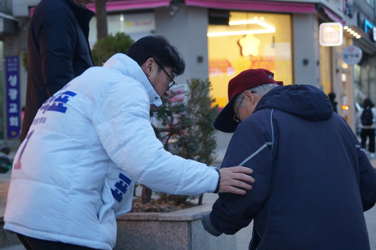 peace_hong's tweet photo. “오늘 하루도 고생많으셨습니다“

양재동에서 서초구민께 저녁인사드렸습니다.

갑자기 추워진 날씨에 몸은 굳었지만, 서초구민 한분 한분이 보내주신 응원과 격려로 마음만은 따뜻한 시간이였습니다. 인사를 하다보면 학생들로부터 사진 촬영 요청을 많이 받습니다. https://t.co/8LdREaR2XB