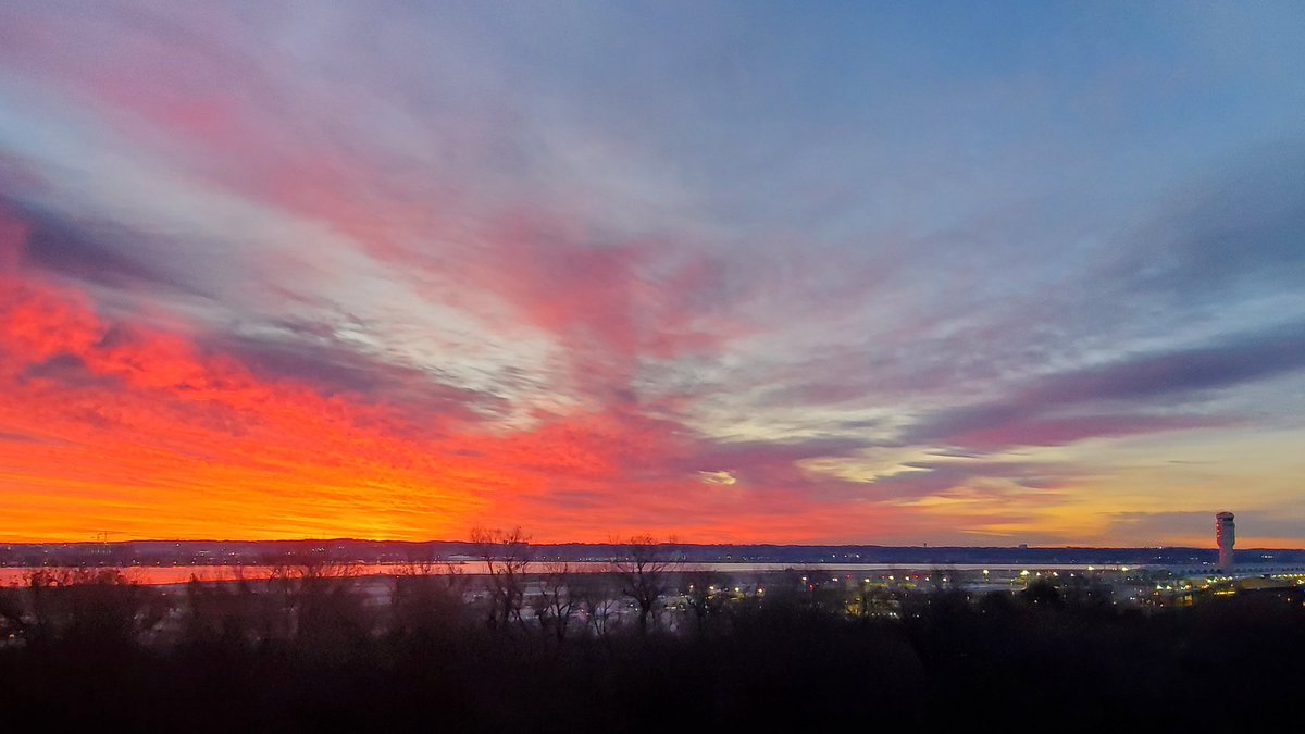 Beautiful sunrise over DCA! @capitalweather